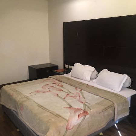 Hotel Vipul Grand Gurgaon Exterior photo