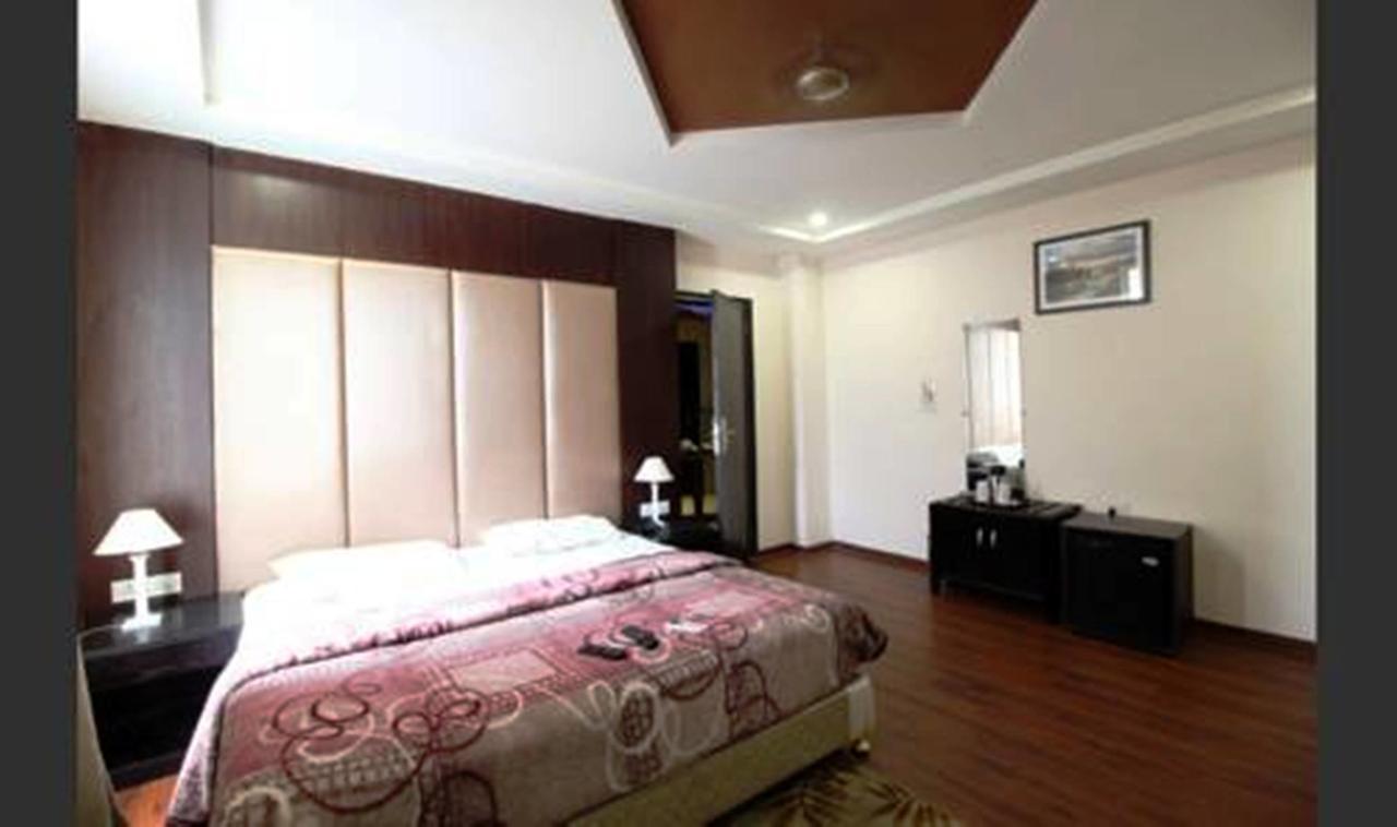 Hotel Vipul Grand Gurgaon Exterior photo