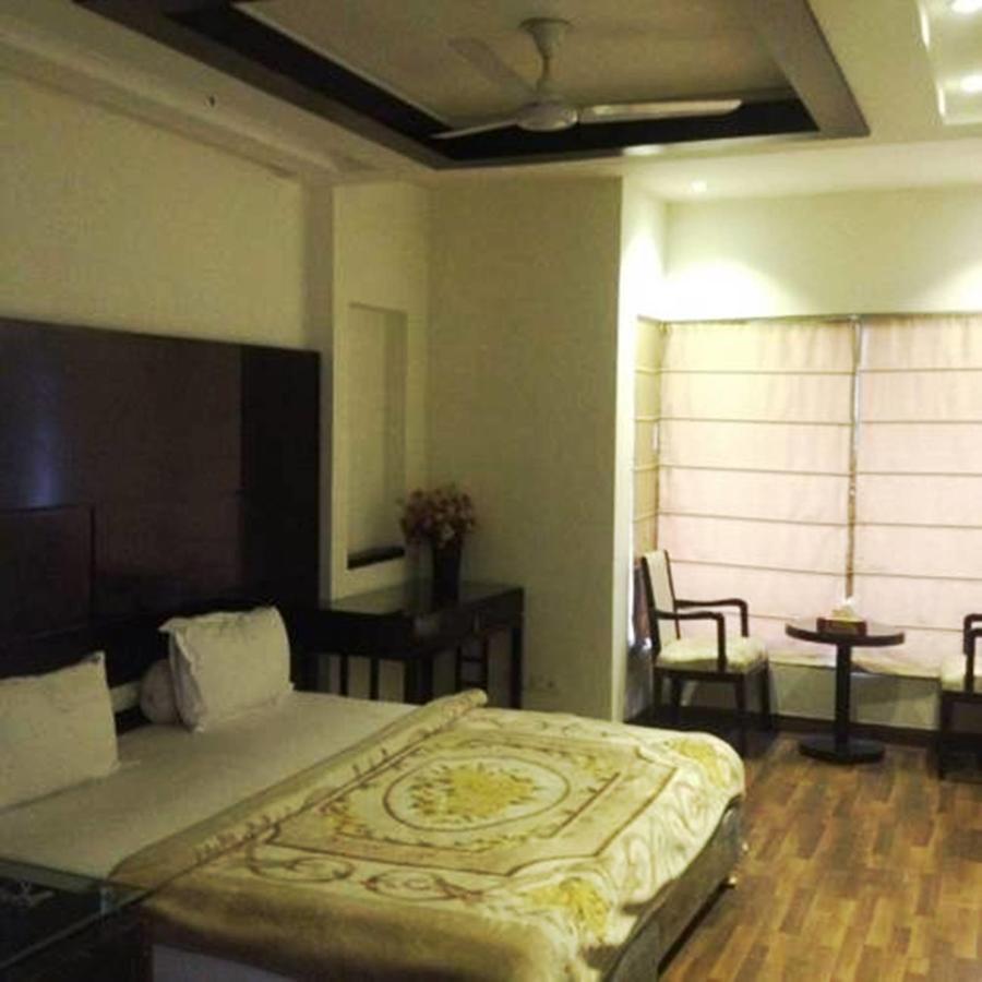 Hotel Vipul Grand Gurgaon Exterior photo