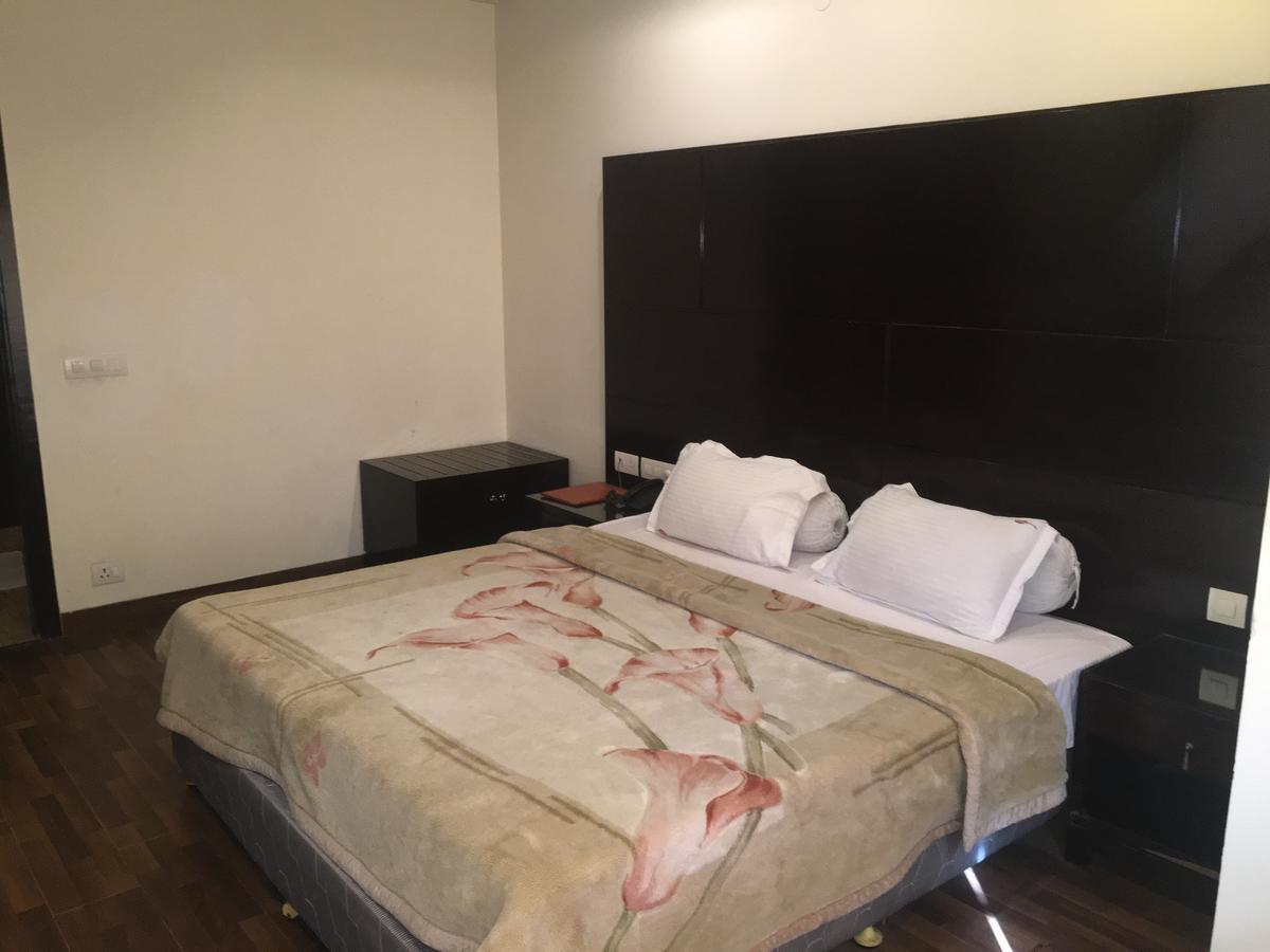 Hotel Vipul Grand Gurgaon Exterior photo